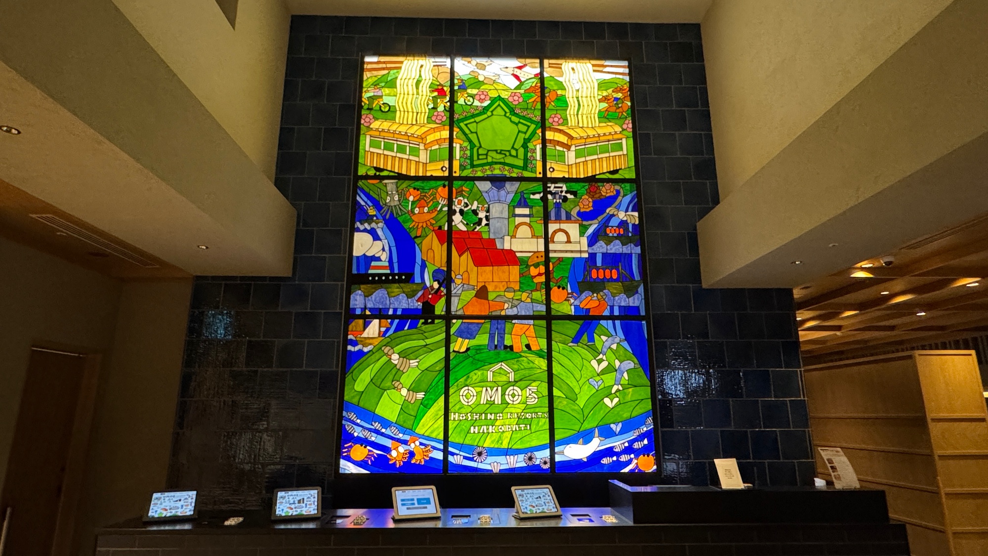 OMO5 函館 by 星野集團_1樓報到櫃檯_大面彩繪玻璃